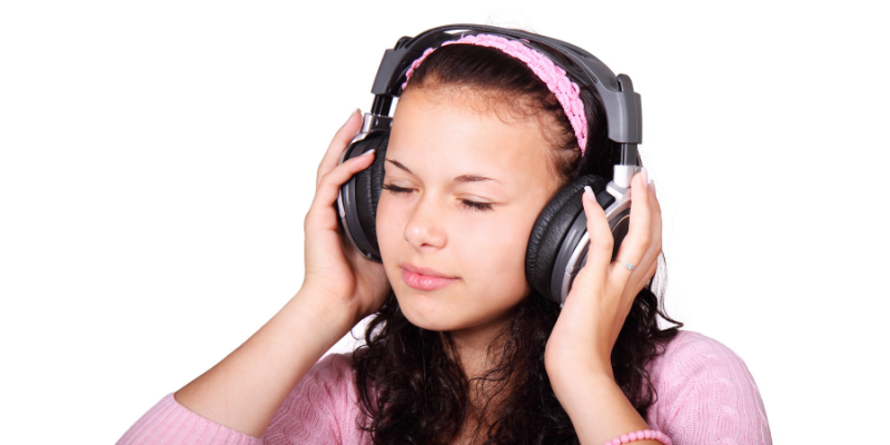 Photo fille écoutant de la musique dans un casque audio imusicblog
