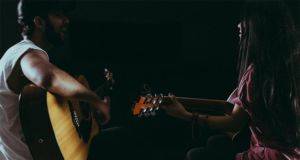 covers pop à la guitare acoustique