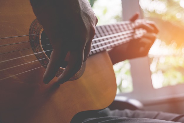 Guitare fingerpicking - apprendre à jouer du picking 