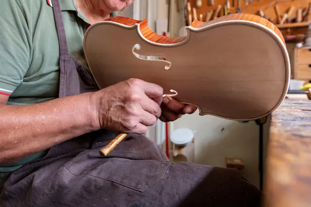 Luthier violon
